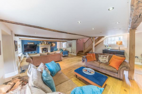 Stunning Character Property with hot tub & SAUNA